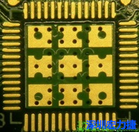 這也是不好的通孔設計，但部份通孔已經(jīng)用綠漆(mask)蓋上，但仍有部份通孔未塞孔。 