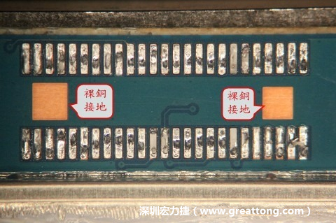 把板對(duì)板連接器全部移除，發(fā)現(xiàn)其下方板子共有兩個(gè)裸銅的方形設(shè)計(jì)。