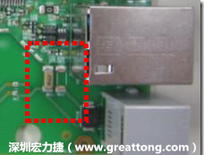 有人認(rèn)為電容旁邊已經(jīng)有螺絲將電路板固定于機(jī)殼上了，不應(yīng)該發(fā)生電路板彎曲的現(xiàn)象才對(duì)。