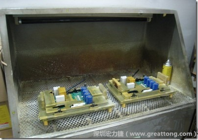使用噴涂(Spraying)方式作業(yè)conformal coating時，需設備抽真空的設備，否則噴涂的物質會飄散到空氣當中，影響人體的健康。