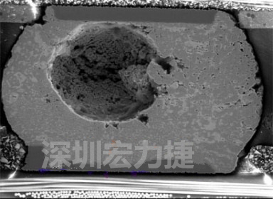 錫球氣泡大到足以影響到焊接的品質(zhì)，下圖是錫球切片后的剖面，可以很明顯看到氣泡已經(jīng)有錫球的 1/3 大了