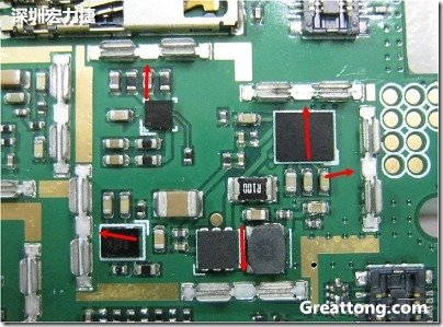 圖中顯示一塊電路板使用這種屏蔽夾(shielding clip)的實(shí)例?；旧衔覀?cè)趶澖堑牡胤蕉荚O(shè)計(jì)擺放了一個(gè)屏蔽夾，這樣可以讓作業(yè)員比較方便安裝屏蔽罩(shielding can)時(shí)的對(duì)位準(zhǔn)確。然后在其他沒有屏蔽夾的地方也設(shè)計(jì)了一些接地的布線，一來可以稍微提升屏蔽罩的電磁隔絕能力，另一方面也可以為屏蔽夾無效時(shí)，馬上可以更改為屏蔽框，而無需要重新設(shè)計(jì)電路板。