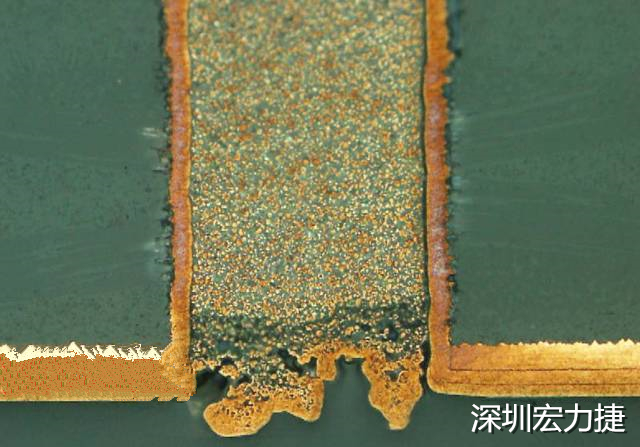 PCB設(shè)計之導(dǎo)電孔塞孔工藝 導(dǎo)電孔Via hole又名導(dǎo)通孔，為了達(dá)到客戶要求，導(dǎo)通孔必須塞孔，經(jīng)過大量的實踐，改變傳統(tǒng)的鋁片塞孔工藝，用白網(wǎng)完成板面阻焊與塞孔。生產(chǎn)穩(wěn)定，質(zhì)量可靠。