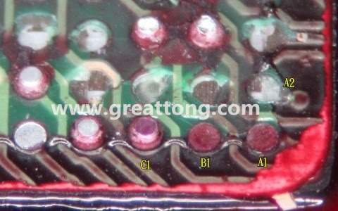 下圖是紅墨水測(cè)試后將PCB板子拿回來側(cè)一個(gè)角度拍攝的照片，就可以很清楚的看到錫球黏在PCB端，或不在PCB端。