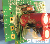 元件選擇不當導(dǎo)致大量電流或電壓流經(jīng)電路，將會發(fā)生像這個燒融電容器的損壞情形。