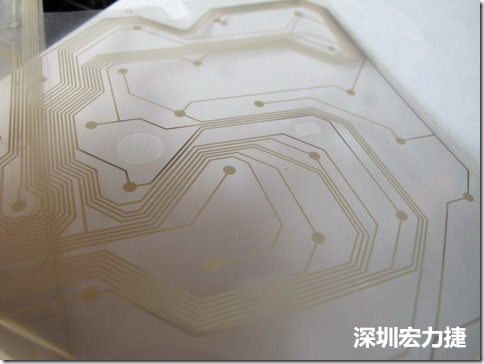 下面第二個圖則是另一片也有著按鍵線路的PTF，當上、下兩面PTF的按鍵結點互相接觸后就可以計算出是哪個按鍵被按下了?？墒钱敯存I沒有按下時，上下兩片PTF的線路則是分開的，所以上圖那片PTF的線路上面其實還另外覆蓋了另一層透明的PET作為絕緣層，只露出了需要在鍵盤按下時才會碰觸的接觸點，因為這些材質使用的都是Polymer，所以才撐這樣的技術為Polydome(聚合簧片)。