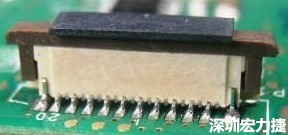 一開(kāi)始的 connector 把 塑膠蓋子(cap) 塞到了 connector 的接觸彈片內(nèi)側(cè)。