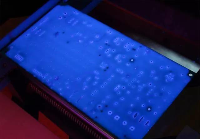 經(jīng)過涂覆工藝后的PCB，在紫光燈下的拍攝效果，原來coating也可以這么美！