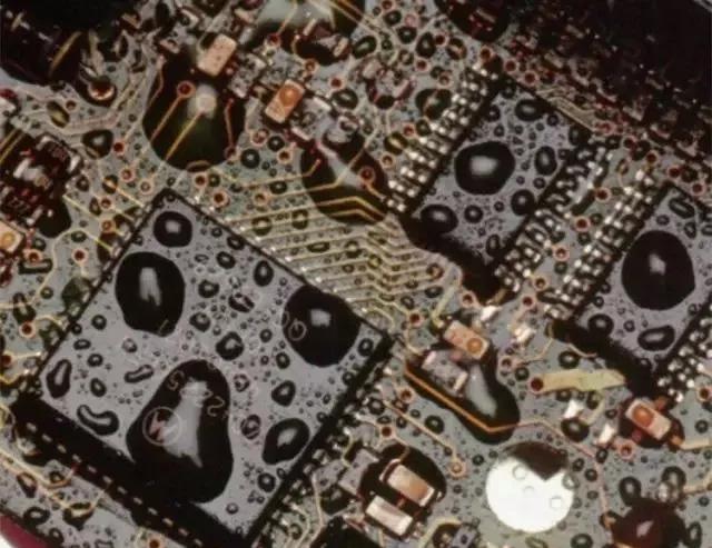 經(jīng)過涂覆工藝后的PCB，在表面形成透明的保護(hù)膜，能有效防止水珠和潮氣侵入，避免漏電和短路。